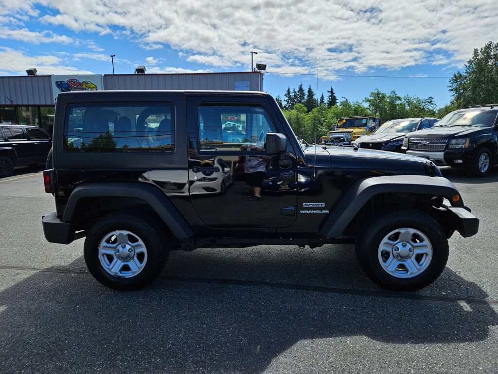 Used 2016 Jeep Wrangler Sport w/ Connectivity Group AWD/4WD image 4