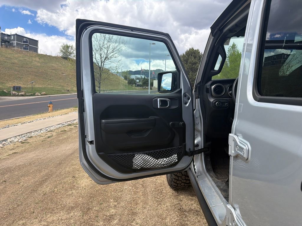 Used 2023 Jeep Gladiator Sport image 9