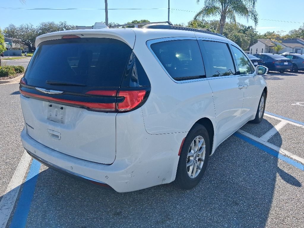 Used 2022 Chrysler Pacifica Touring-L FWD image 5