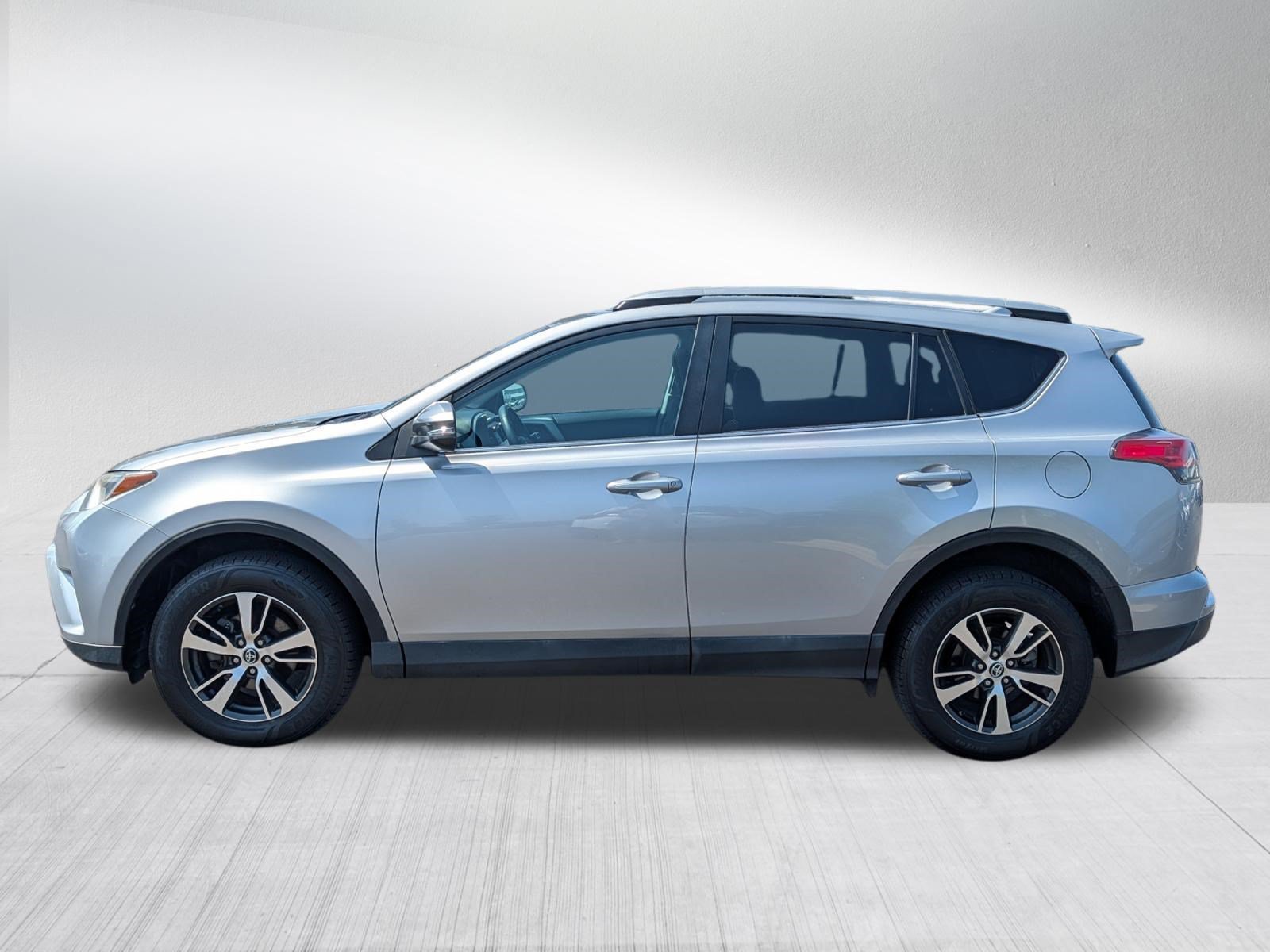 Used 2018 Toyota RAV4 XLE w/ Plus Extra Value Package AWD/4WD image 4
