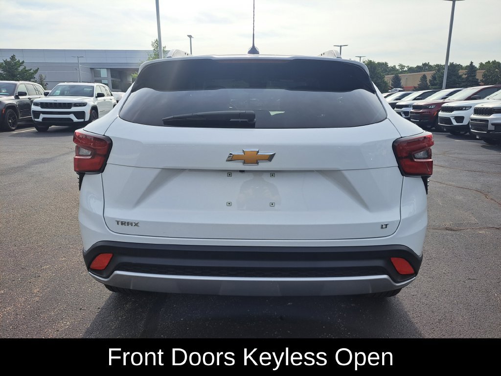 Used 2025 Chevrolet Trax LT w/ LT Convenience Package FWD image 4