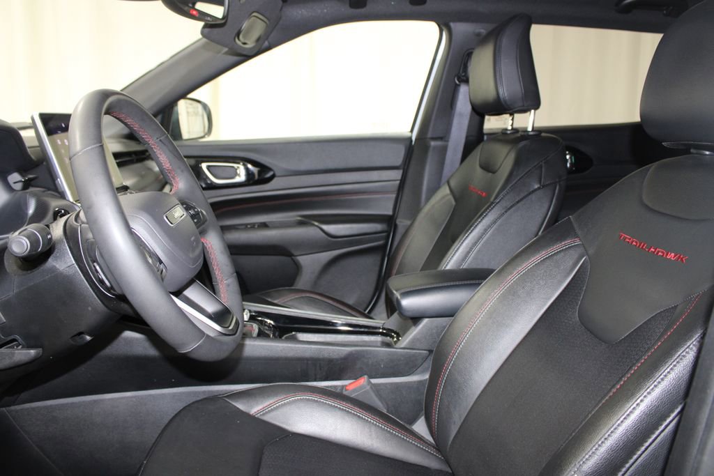 Used 2025 Jeep Compass Trailhawk image 18