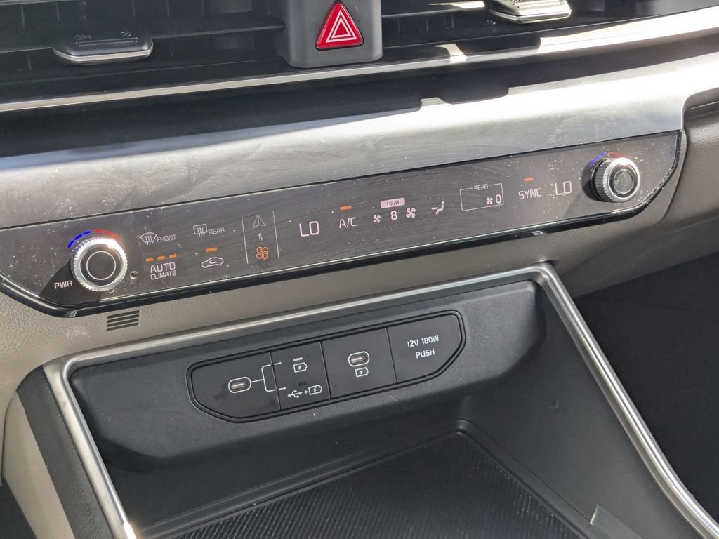 Used 2025 Kia Carnival image 22
