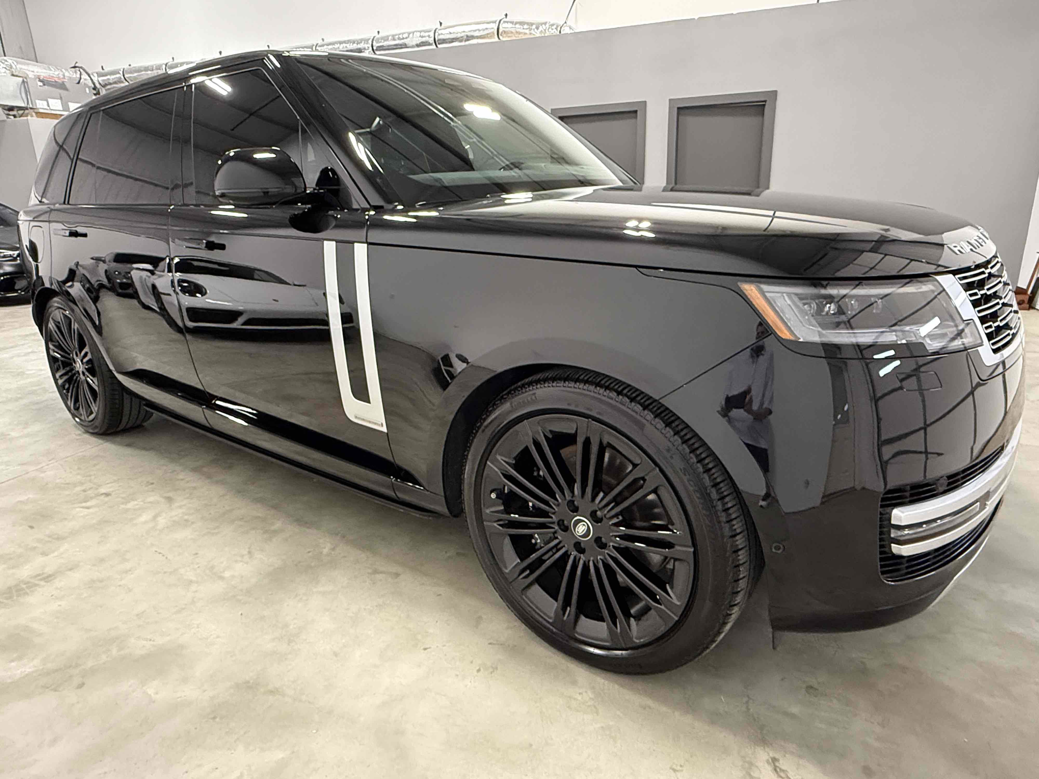 Used 2025 Land Rover Range Rover Long Wheelbase Autobiography image 2