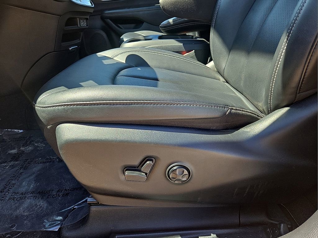 Used 2025 Chrysler Pacifica Select image 23
