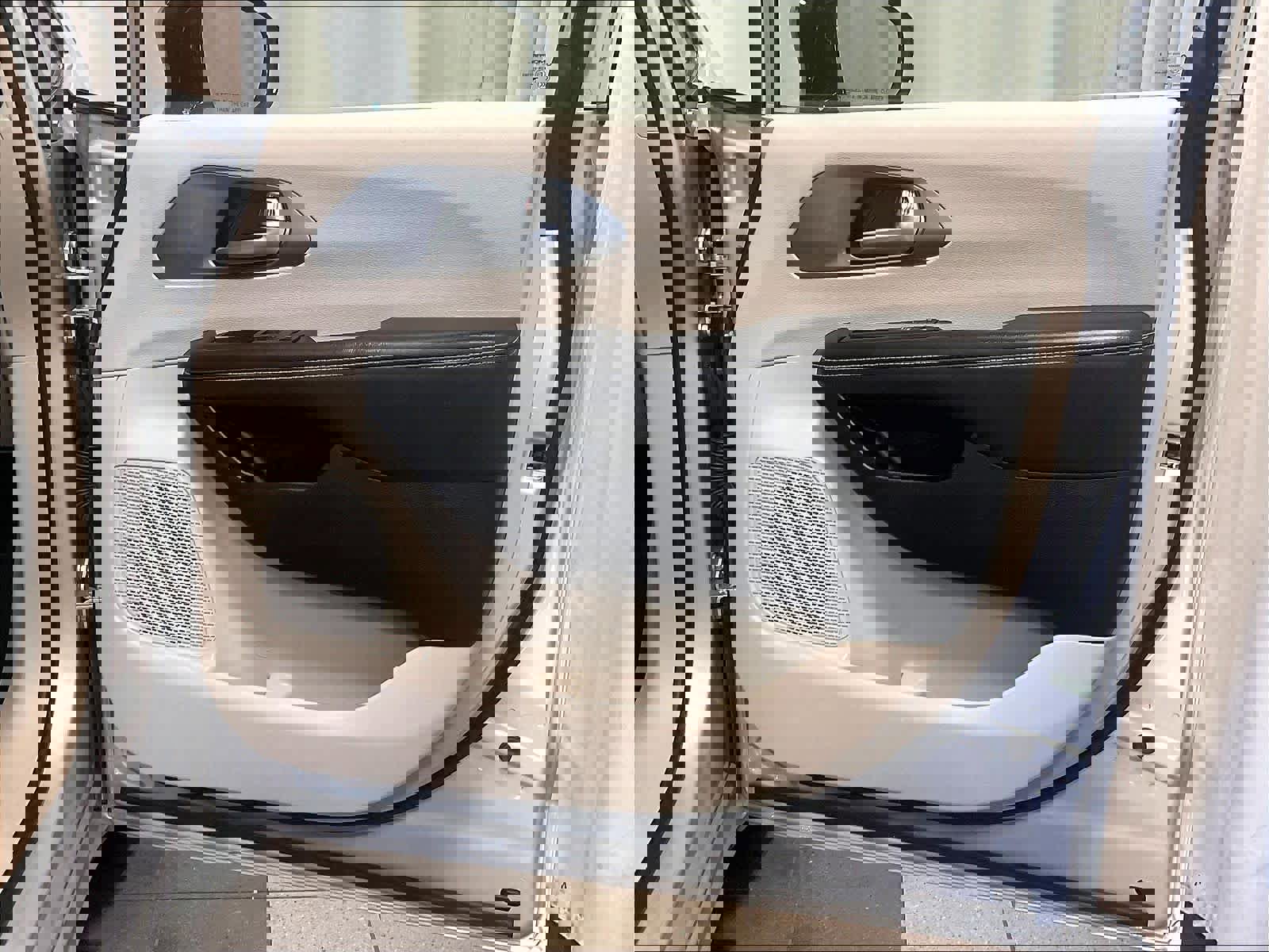 Used 2024 Chrysler Pacifica Touring-L image 12