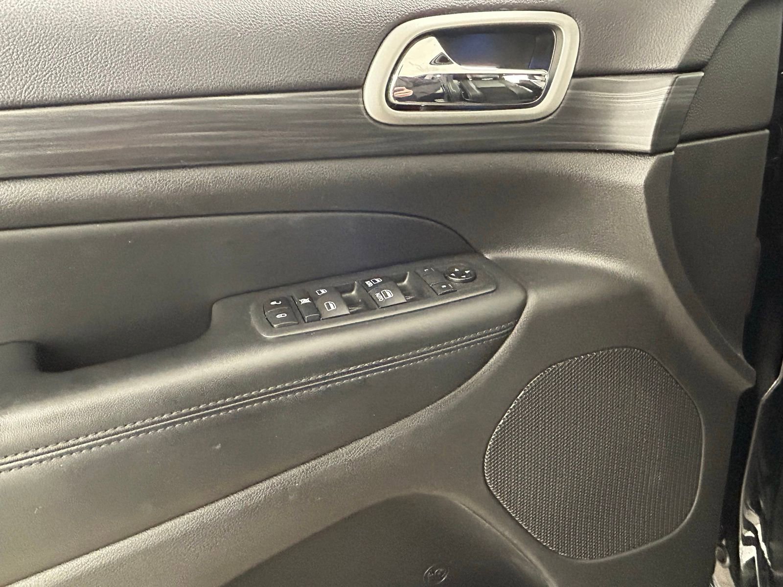 Used 2019 Jeep Grand Cherokee Altitude image 25