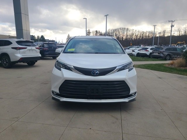 Used 2023 Toyota Sienna XLE image 2