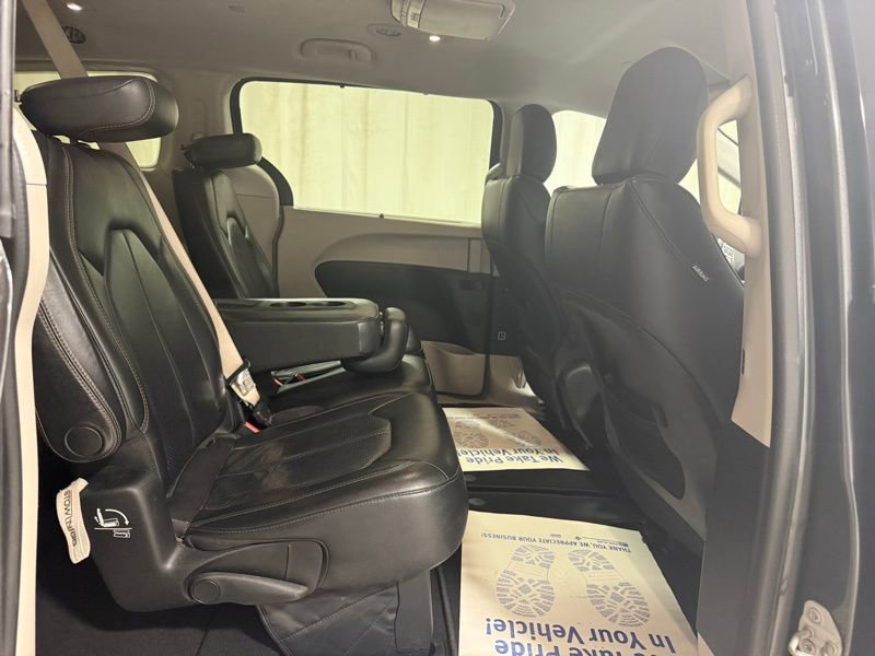 Used 2018 Chrysler Pacifica Touring-L image 11
