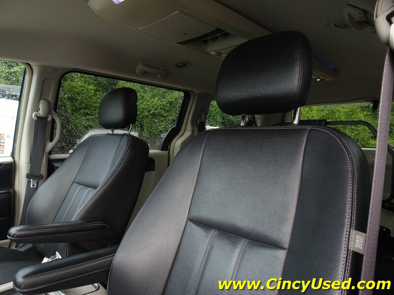 Used 2016 Chrysler Town & Country Touring FWD image 12
