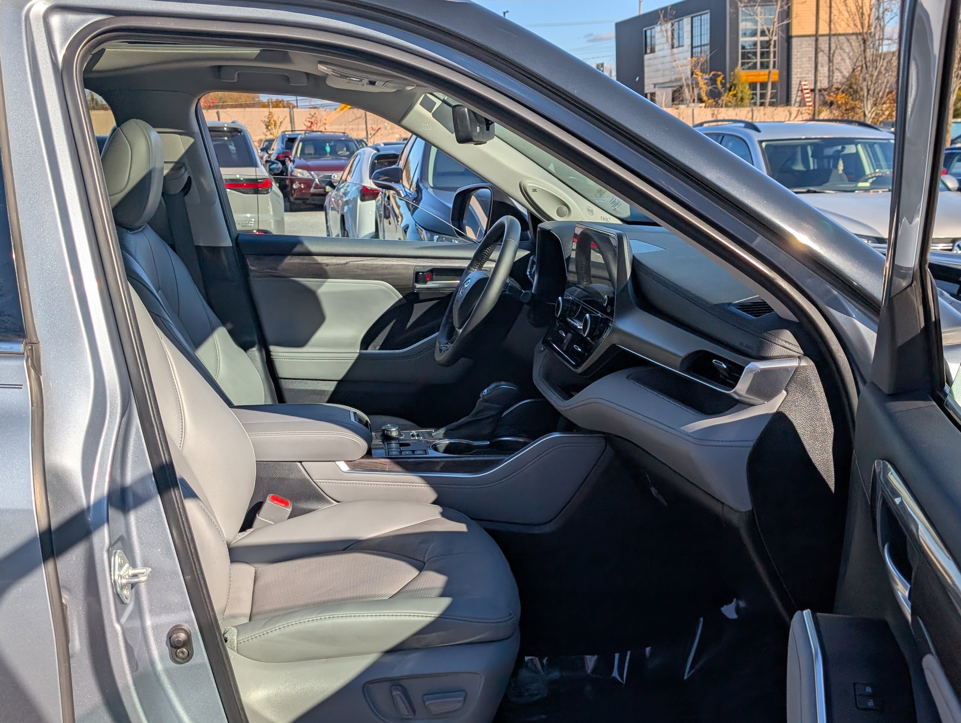 Used 2023 Toyota Highlander Limited image 11