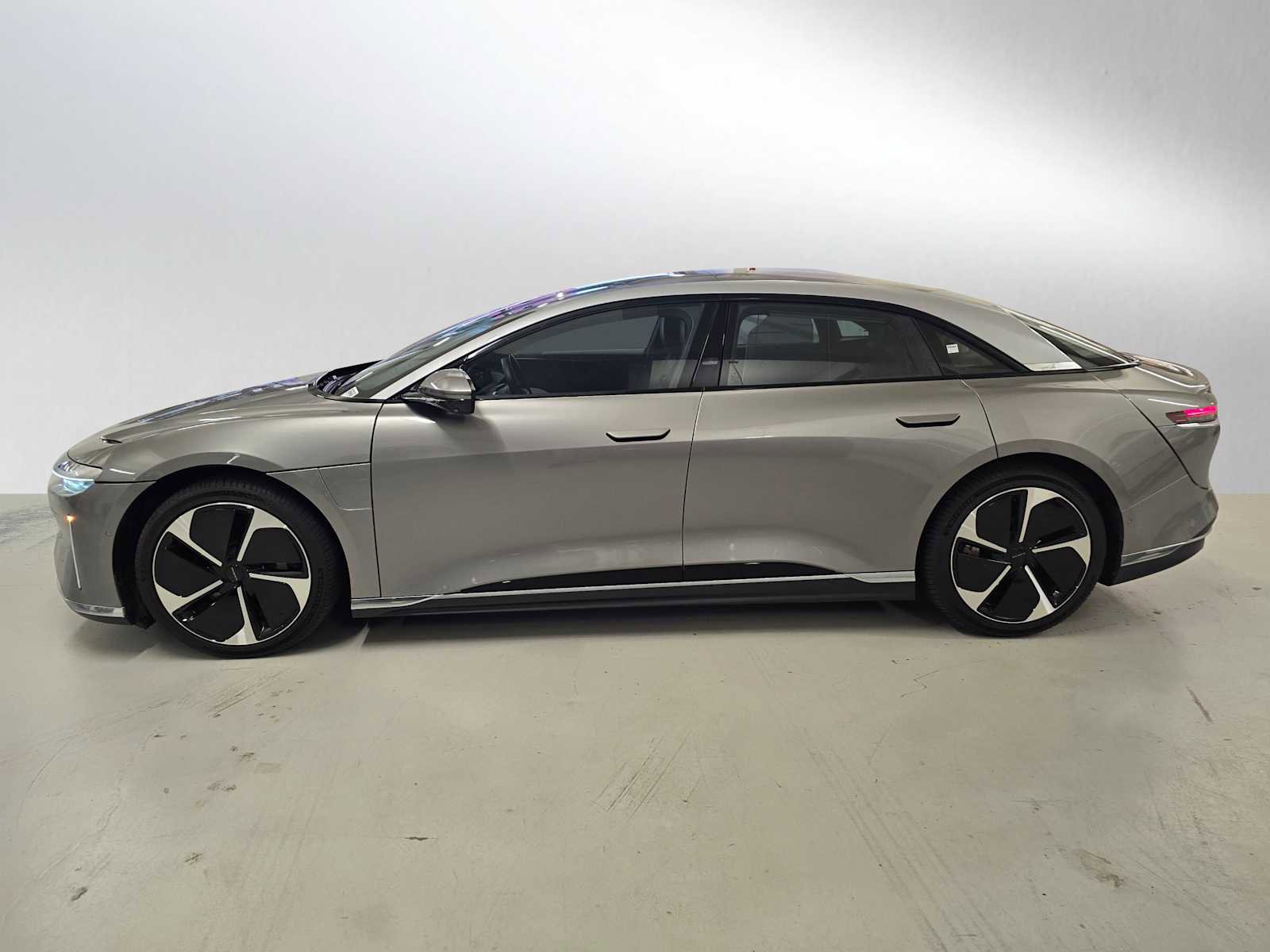 Used 2023 Lucid Air Touring image 2