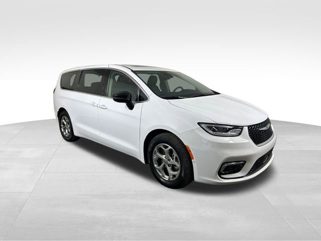 Used 2024 Chrysler Pacifica Limited image 8