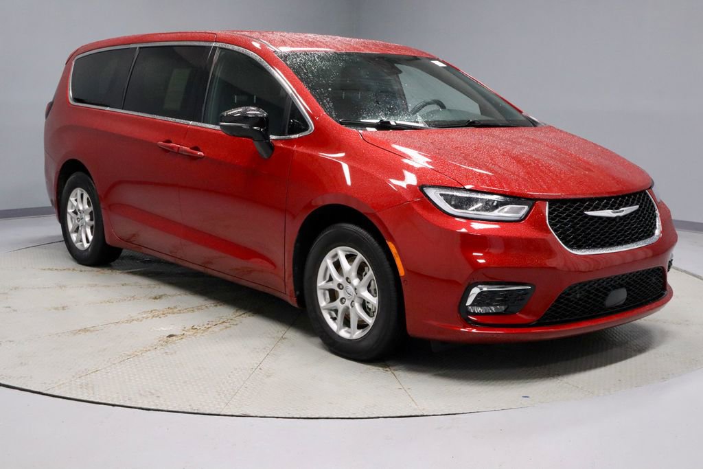 Used 2025 Chrysler Pacifica Select