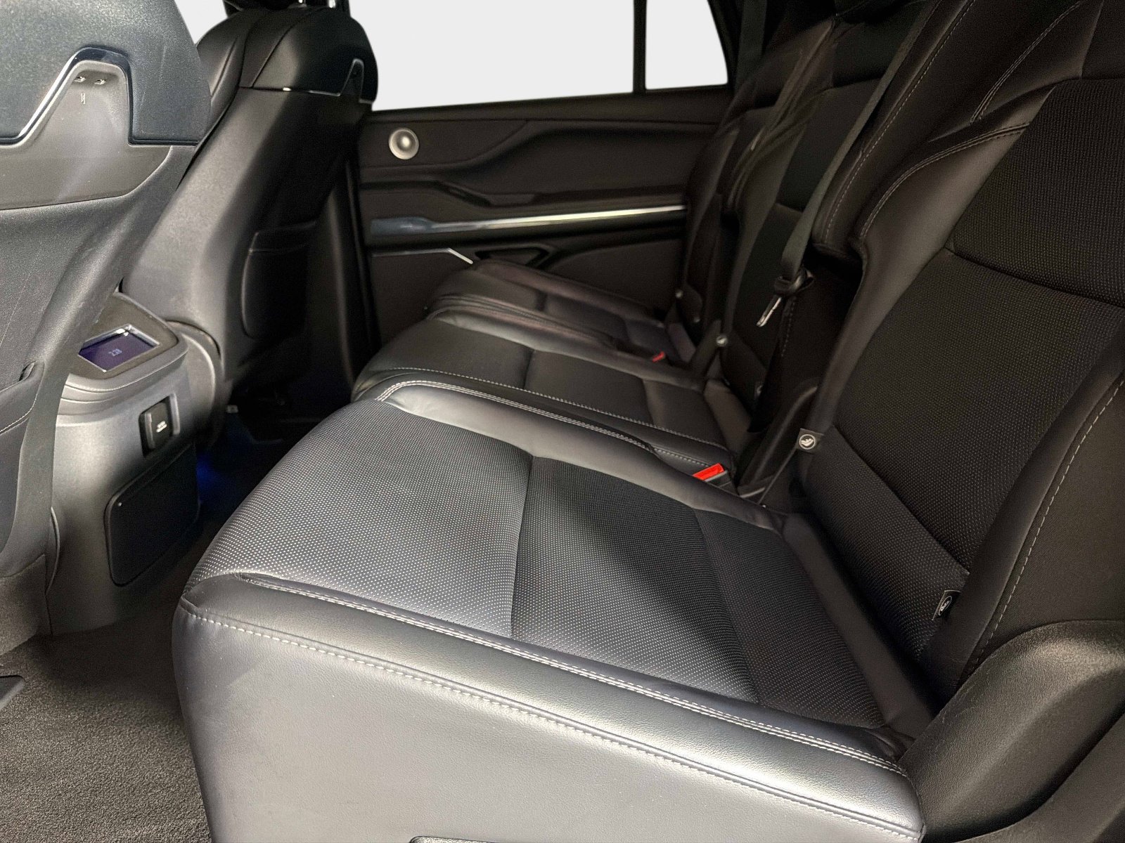 Used 2025 Lincoln Navigator L Reserve w/ Jet Appearance Package AWD/4WD image 31