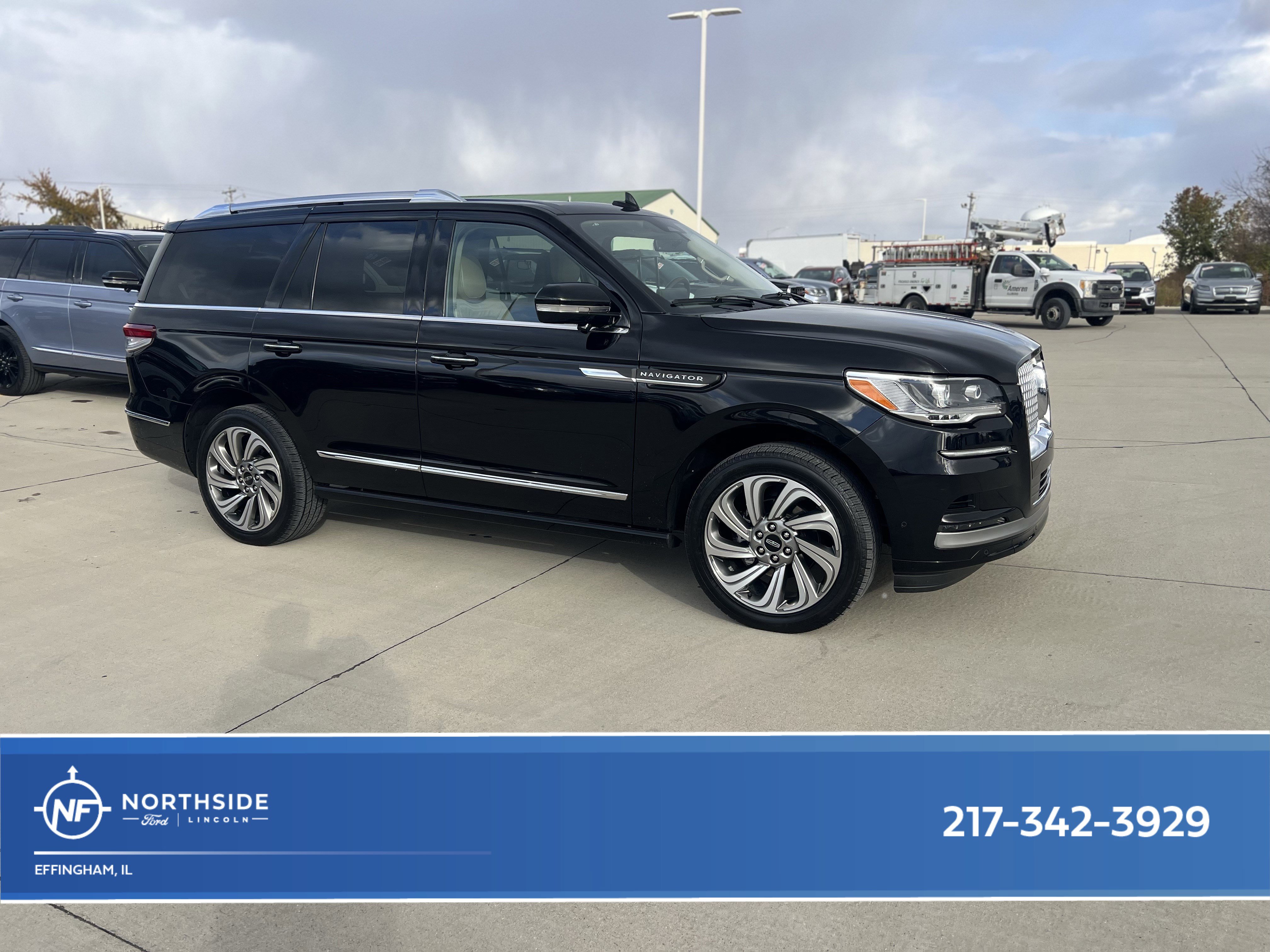 Used 2023 Lincoln Navigator Reserve image 1