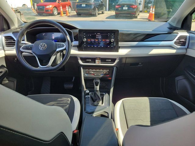 Used 2025 Volkswagen Taos SE FWD image 21
