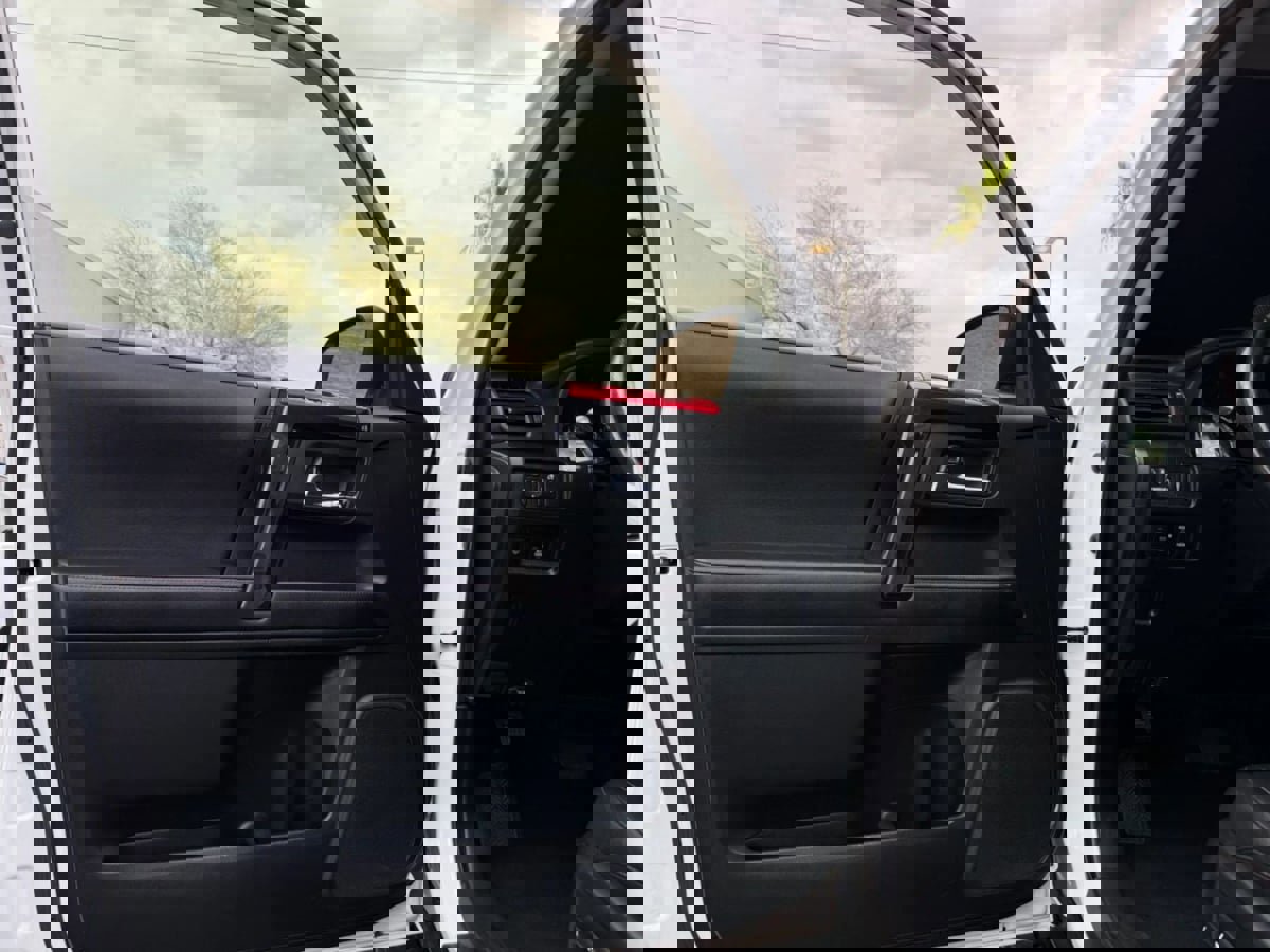 Used 2018 Toyota 4Runner TRD Off-Road Premium AWD/4WD image 39