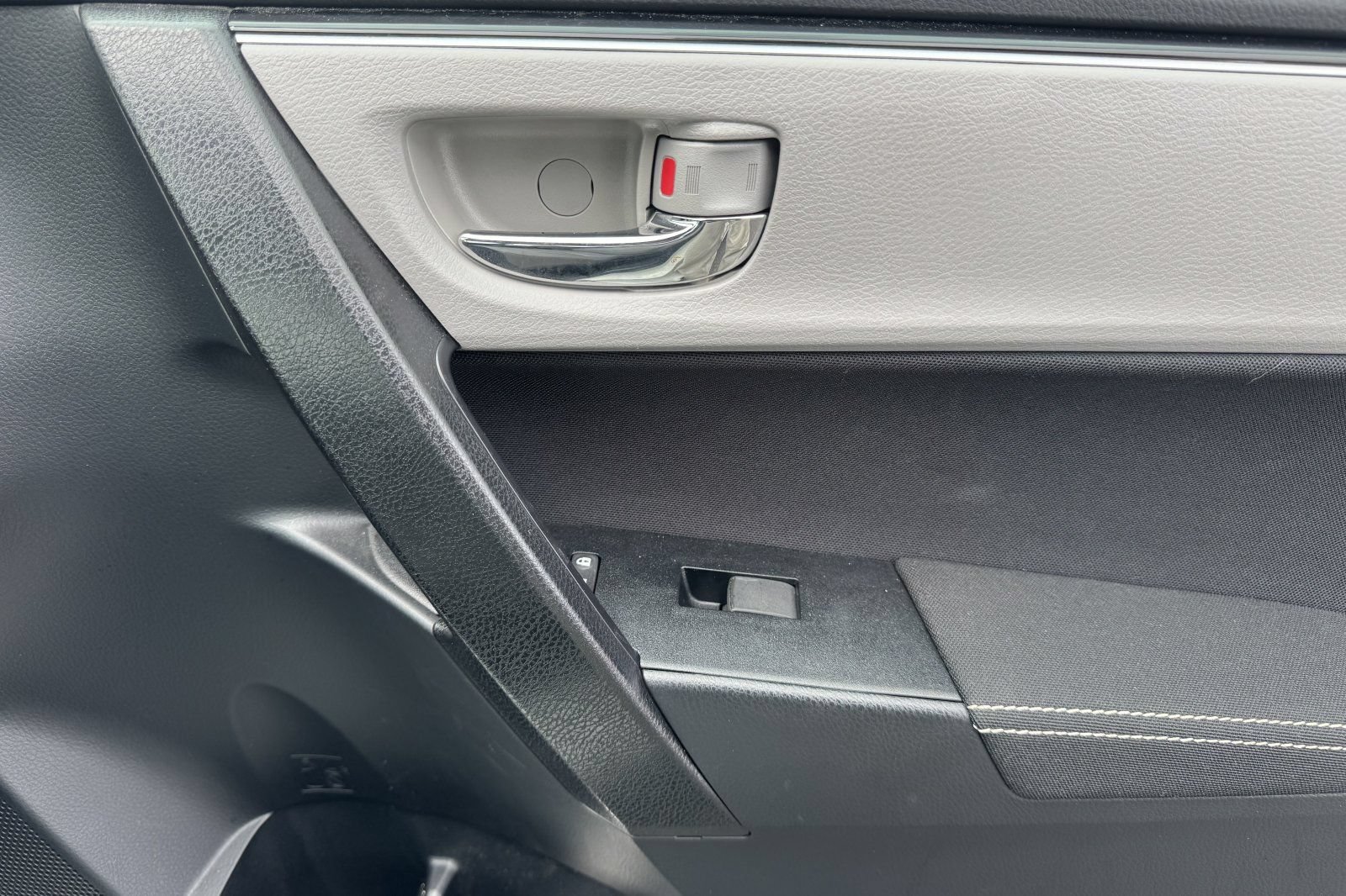 Used 2019 Toyota Corolla LE w/ Carpet Mat Package (TMS) FWD image 19