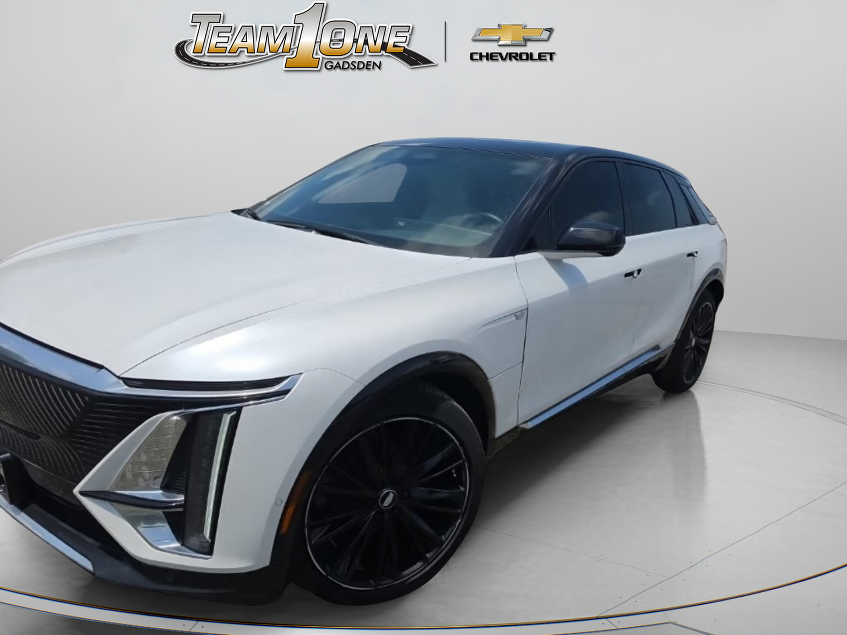 Used 2025 Cadillac Lyriq Luxury w/ LPO, Floor Liner Package AWD/4WD image 4