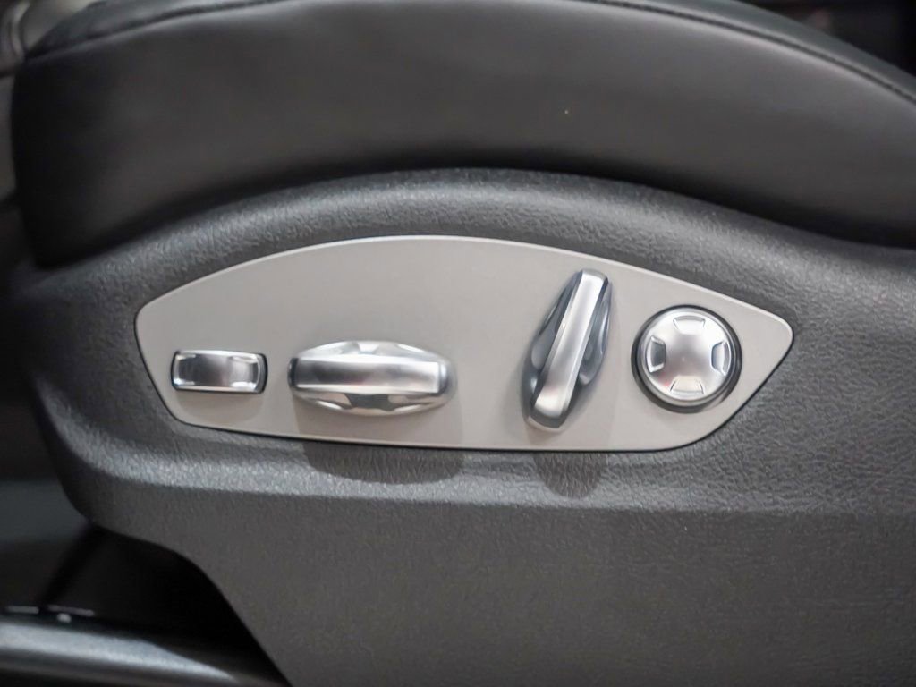 Certified 2025 Porsche Macan image 24