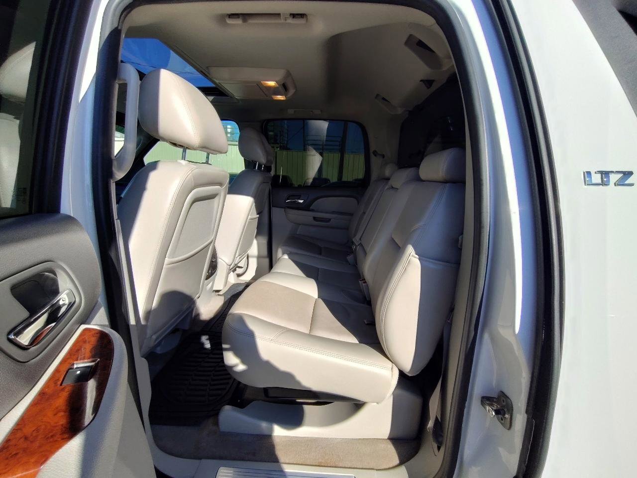 Used 2011 Chevrolet Avalanche LTZ image 30