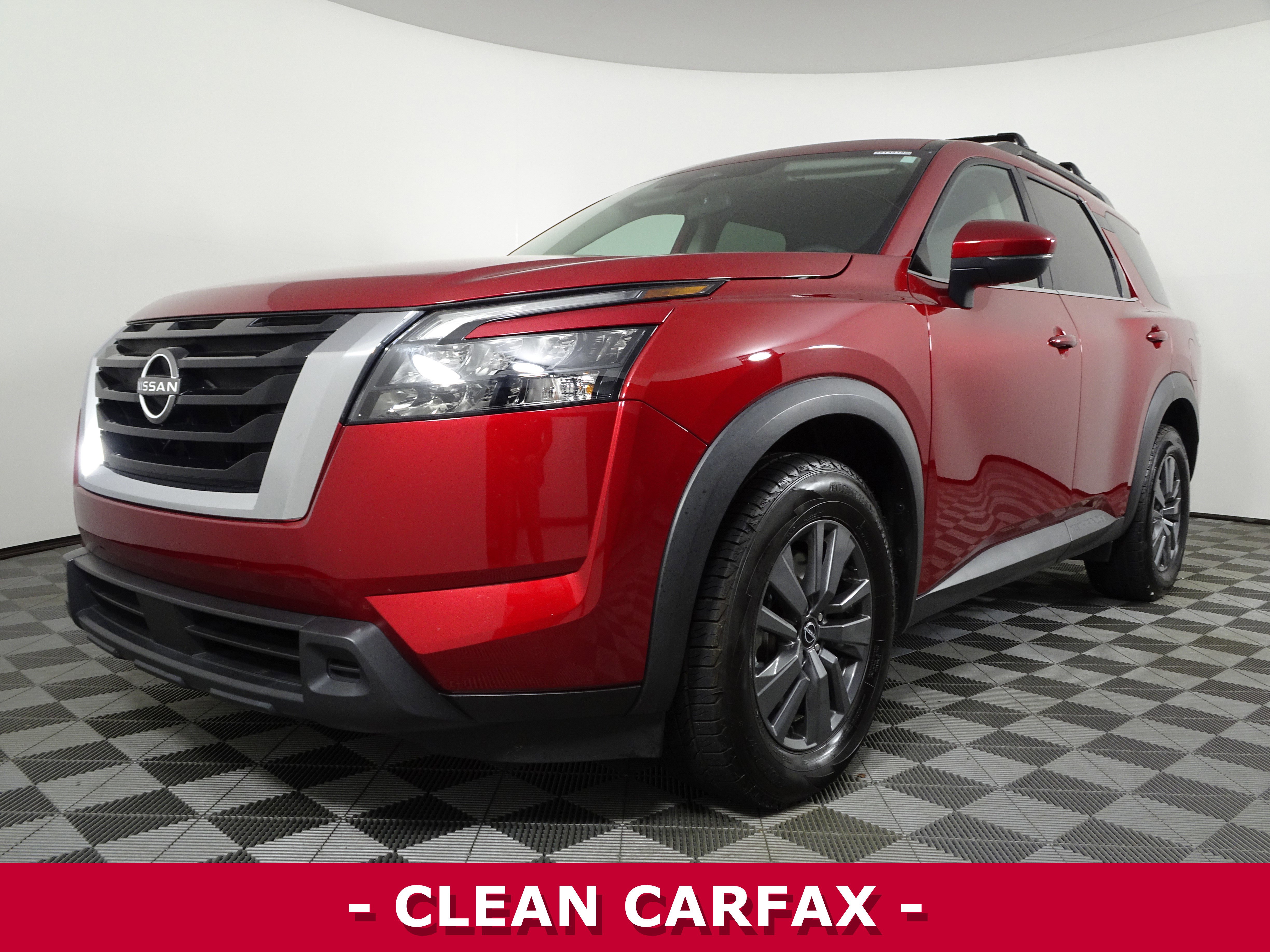 Used 2023 Nissan Pathfinder SV image 3