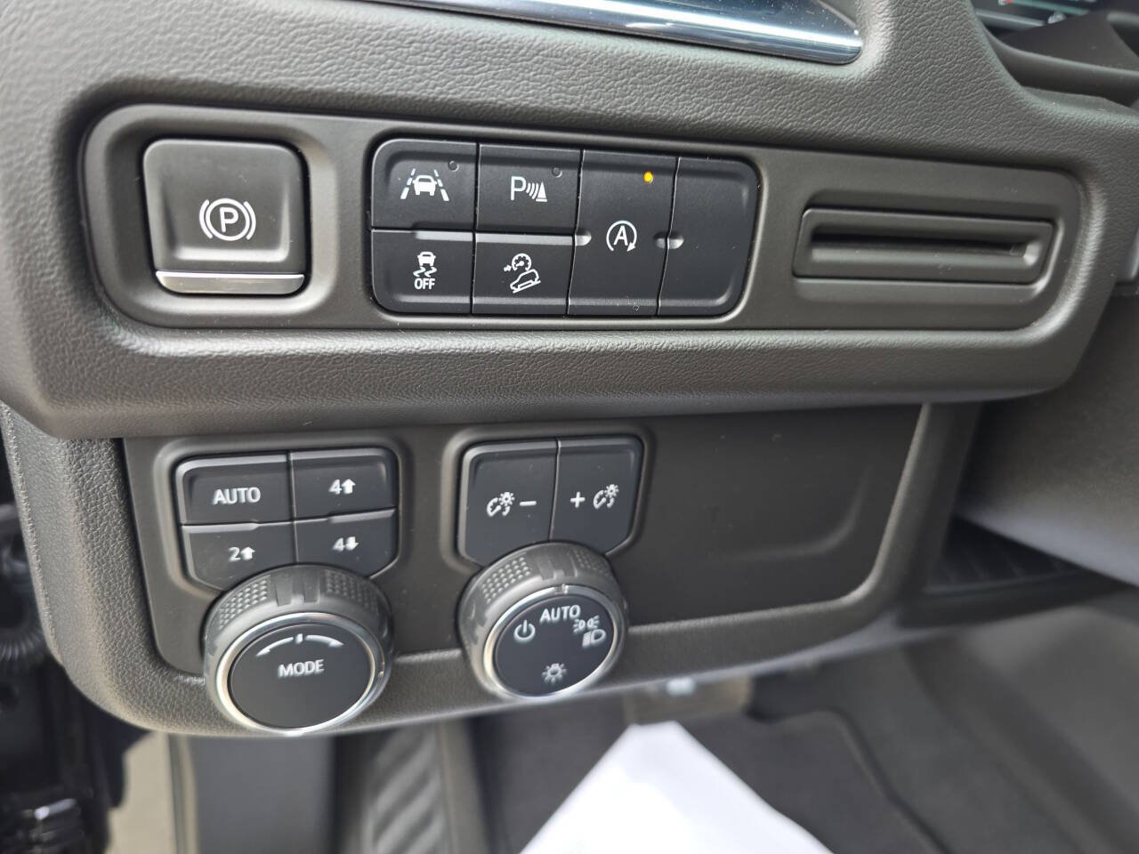 Used 2023 Chevrolet Tahoe Premier AWD/4WD image 16