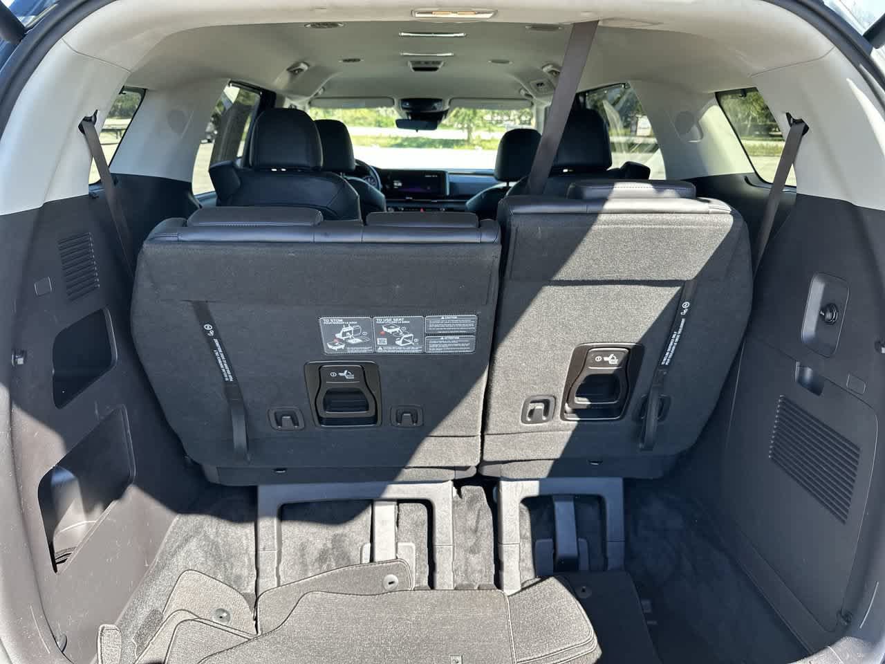 Used 2024 Kia Carnival EX FWD image 30