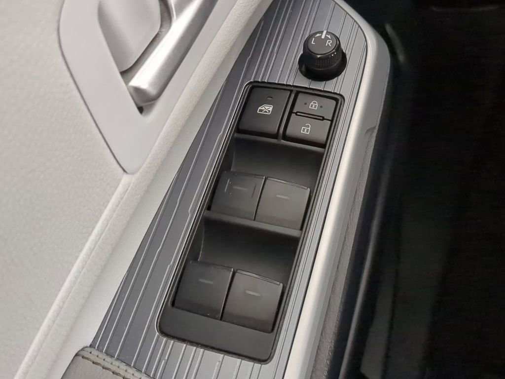 Used 2025 Toyota Sienna XLE image 30