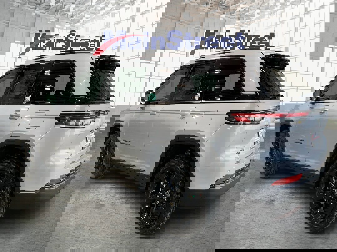 New 2025 Jeep Grand Cherokee 4WD image 3