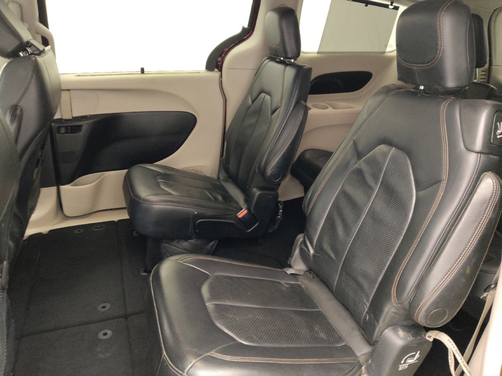 Used 2017 Chrysler Pacifica Touring-L FWD image 18