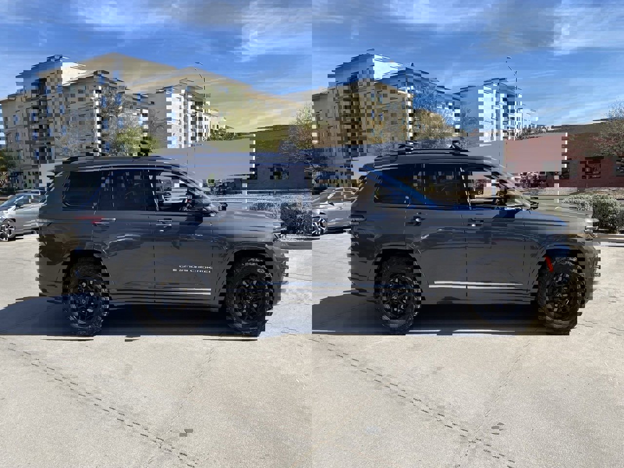 Used 2022 Jeep Grand Cherokee L Overland w/ Luxury Tech Group IV image 3