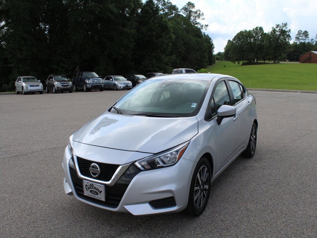Used 2022 Nissan Versa SV image 2