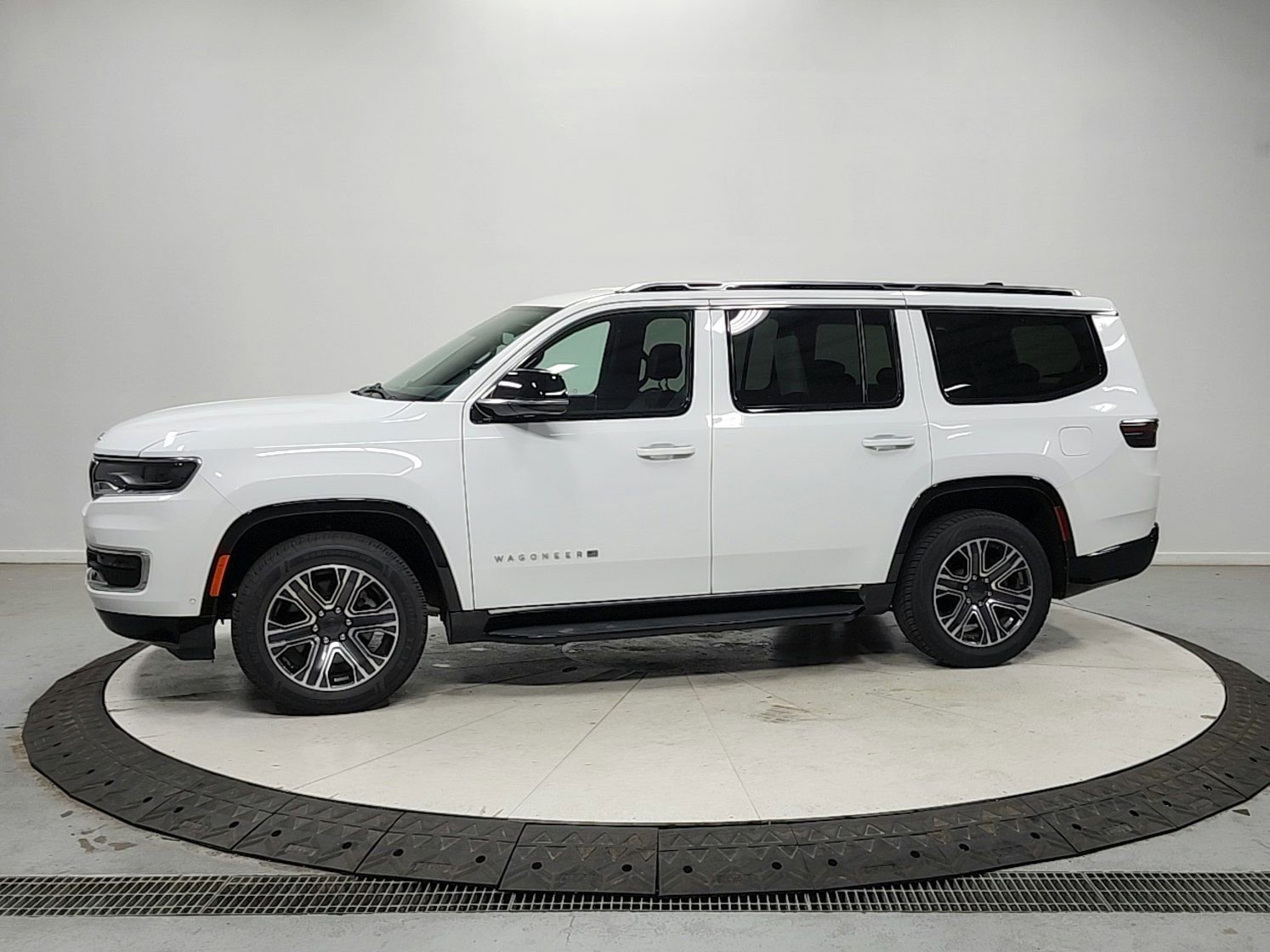 Used 2024 Jeep Wagoneer Series II w/ Flexible Seating Group RWD image 4