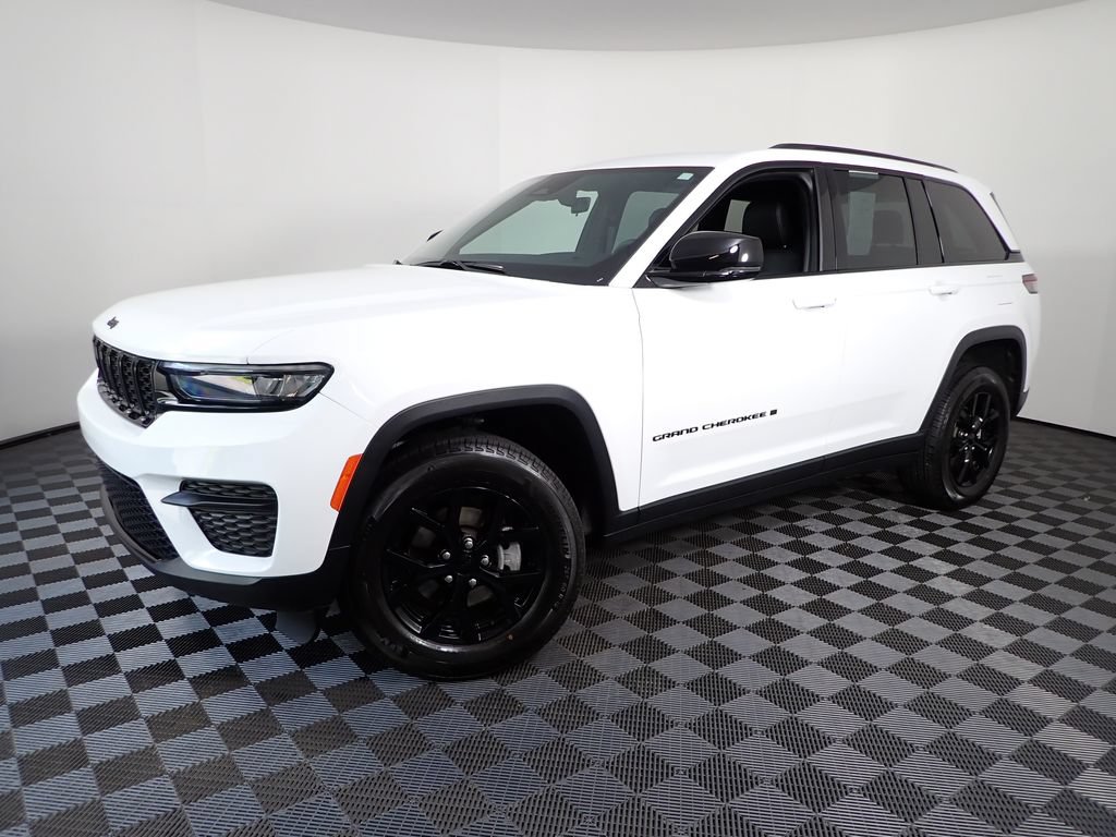 Used 2025 Jeep Grand Cherokee Altitude AWD/4WD image 11