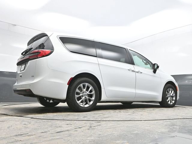 Used 2023 Chrysler Pacifica Touring-L image 30