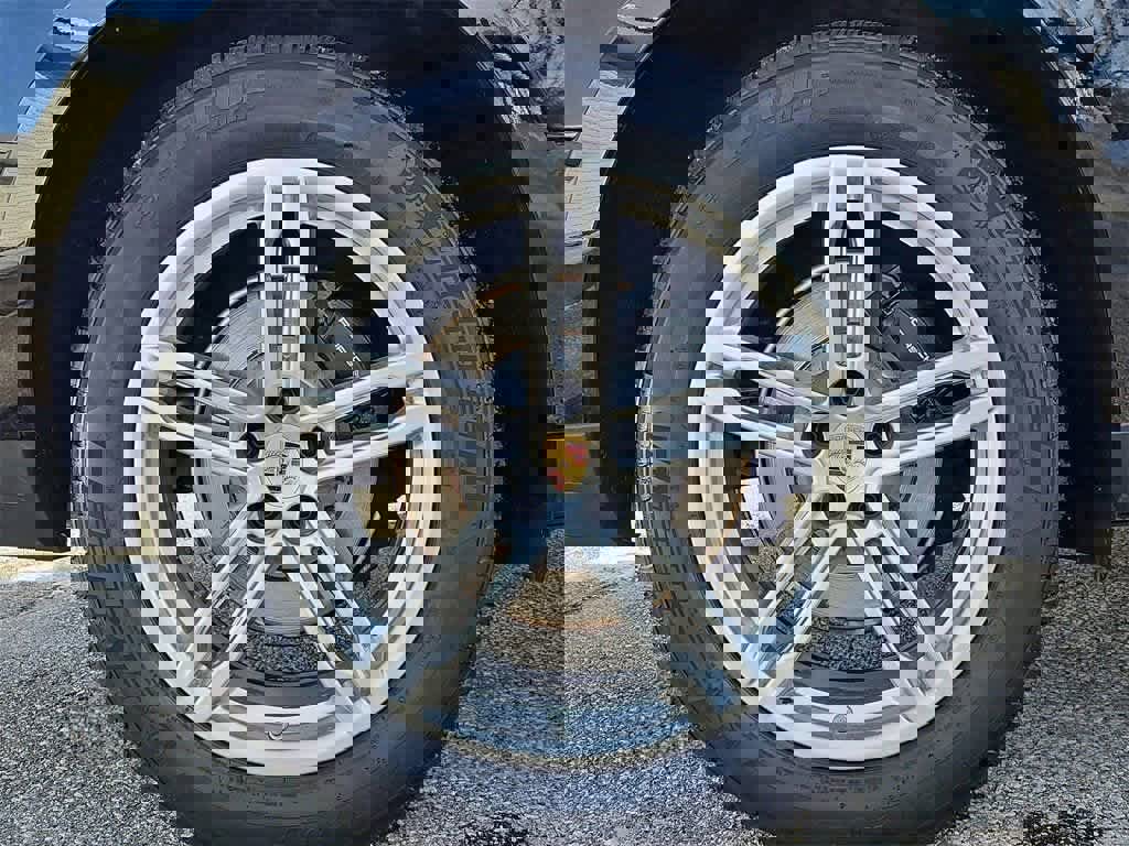 Certified 2025 Porsche Macan image 12