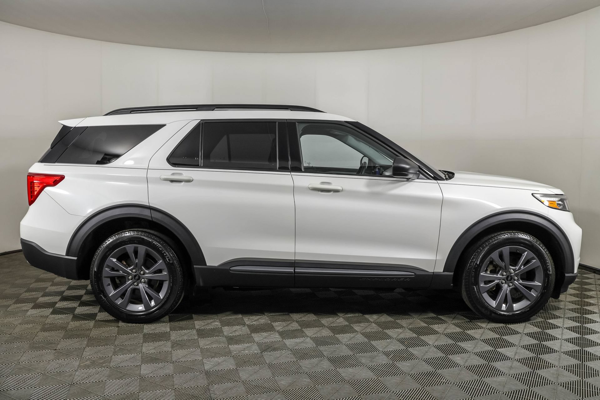 Used 2023 Ford Explorer XLT w/ Equipment Group 202A AWD/4WD image 16