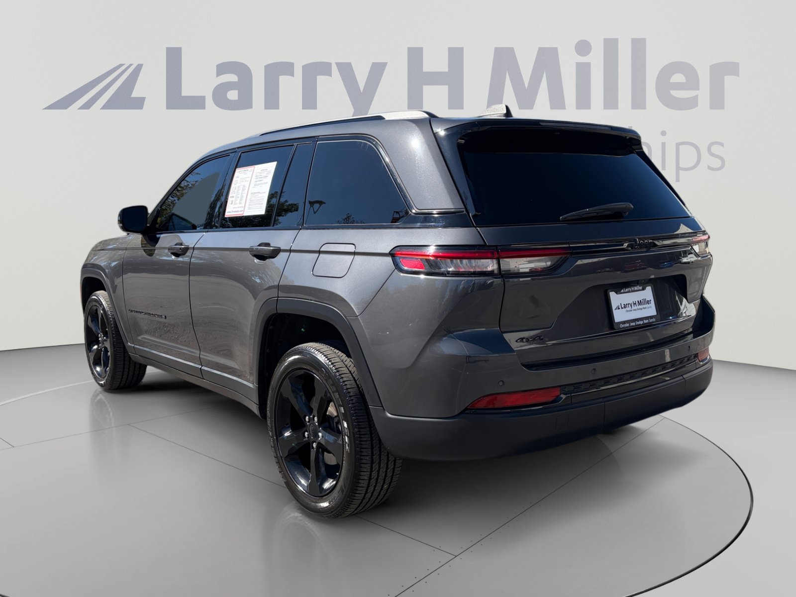 Used 2025 Jeep Grand Cherokee Altitude AWD/4WD image 3