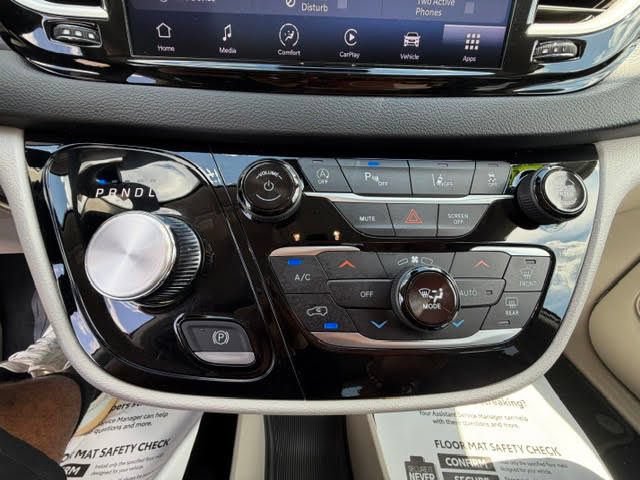 Used 2024 Chrysler Pacifica Touring-L FWD image 33