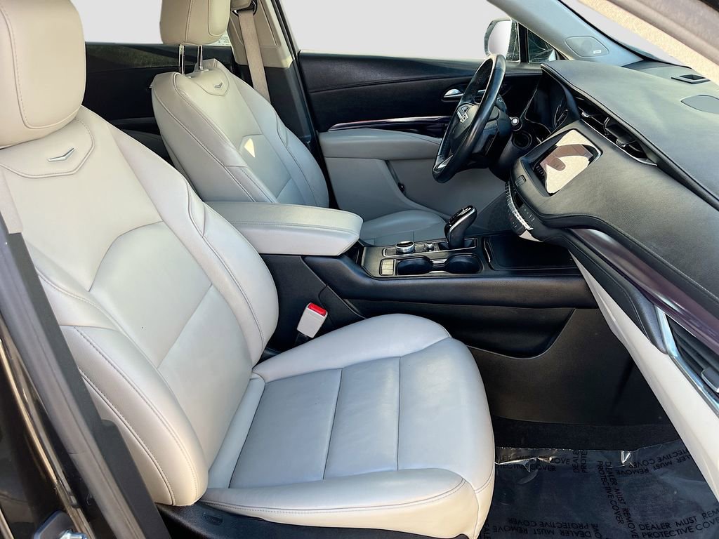 Used 2023 Cadillac XT4 Luxury w/ Cold Weather Package AWD/4WD image 30