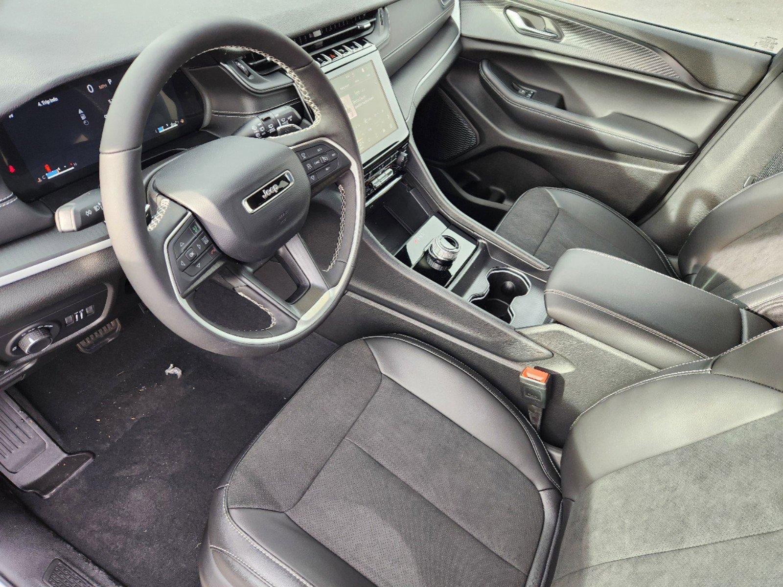 New 2025 Jeep Grand Cherokee Altitude image 13