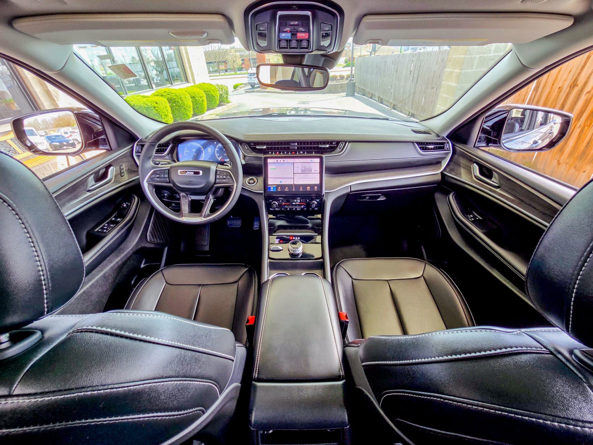 Used 2024 Jeep Grand Cherokee Limited w/ Black Appearance Package image 12