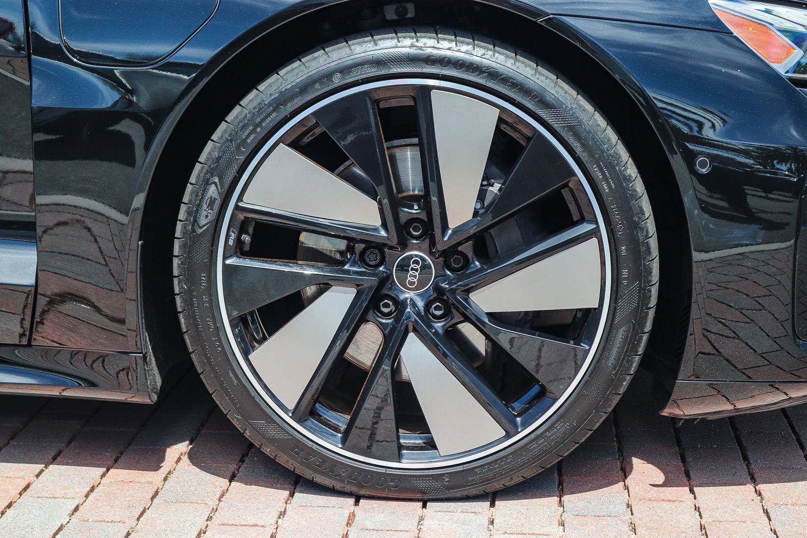 Used 2023 Audi e-tron GT Prestige AWD/4WD image 9