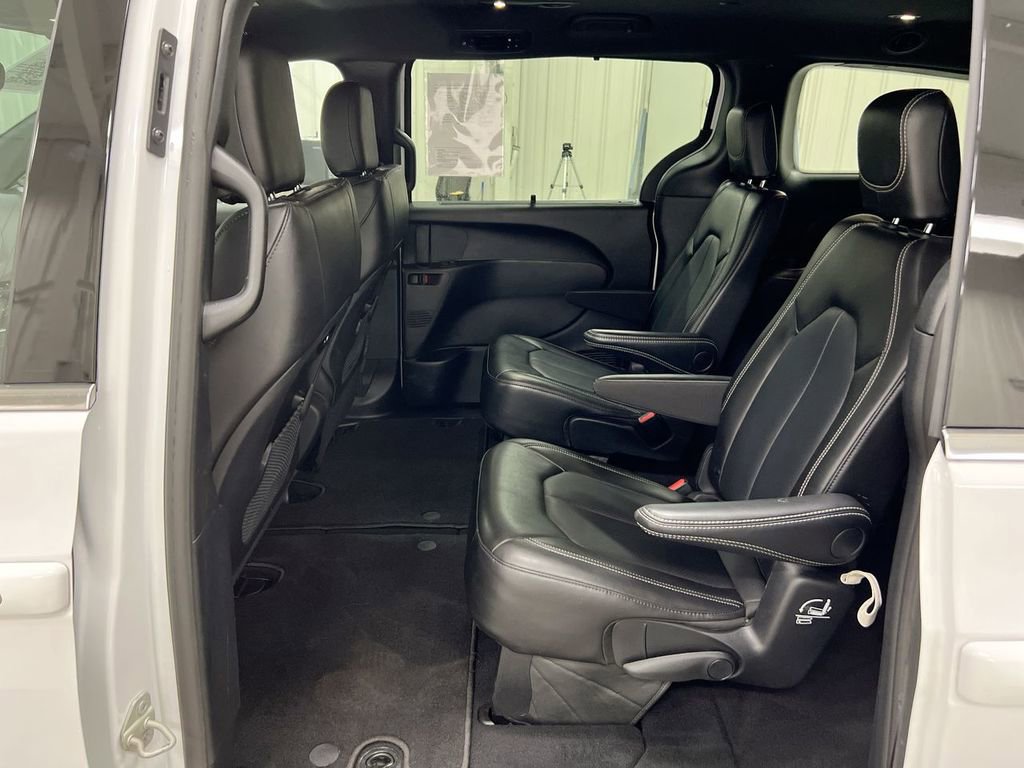 Used 2025 Chrysler Pacifica Select image 22