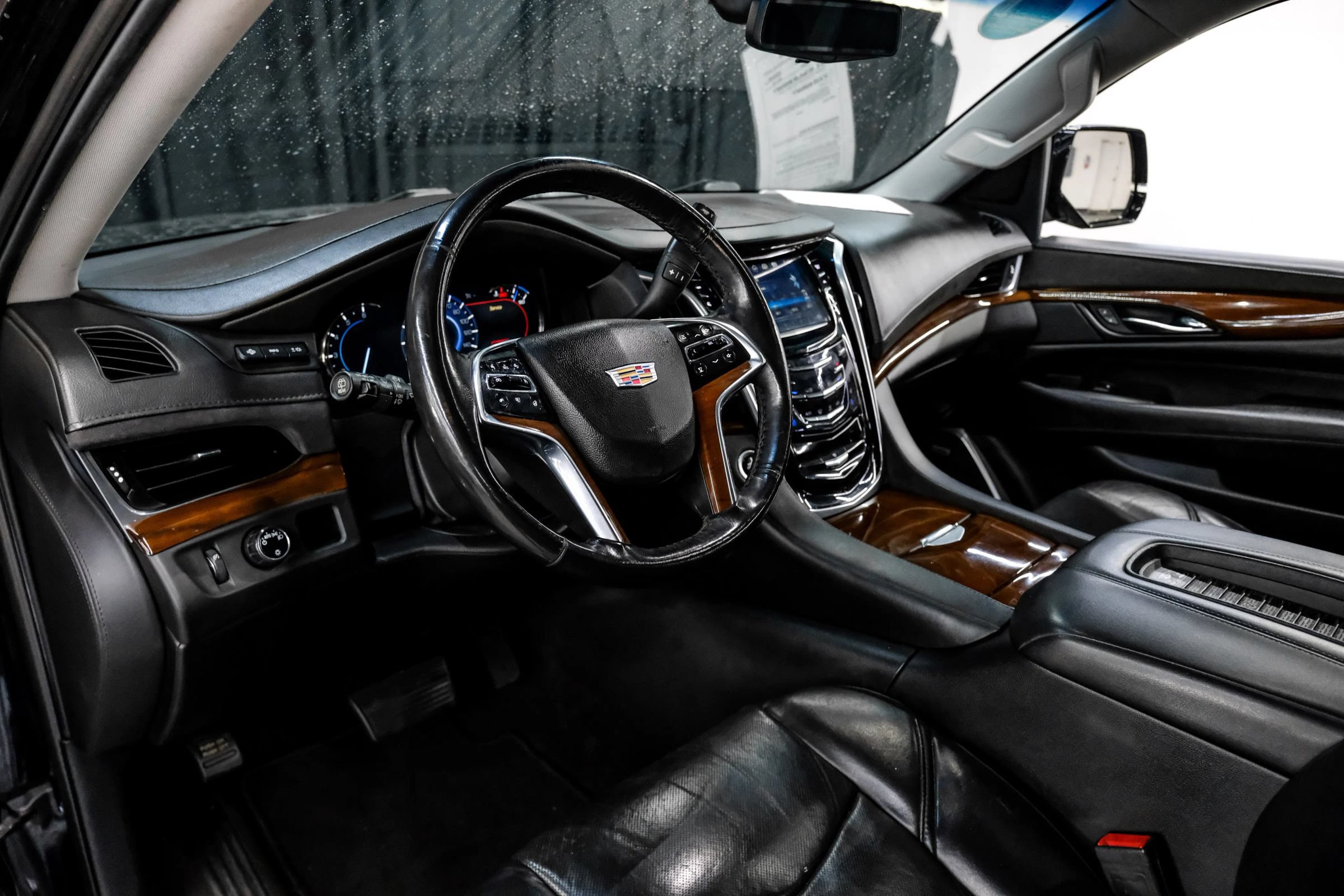 Used 2020 Cadillac Escalade ESV Luxury RWD image 3