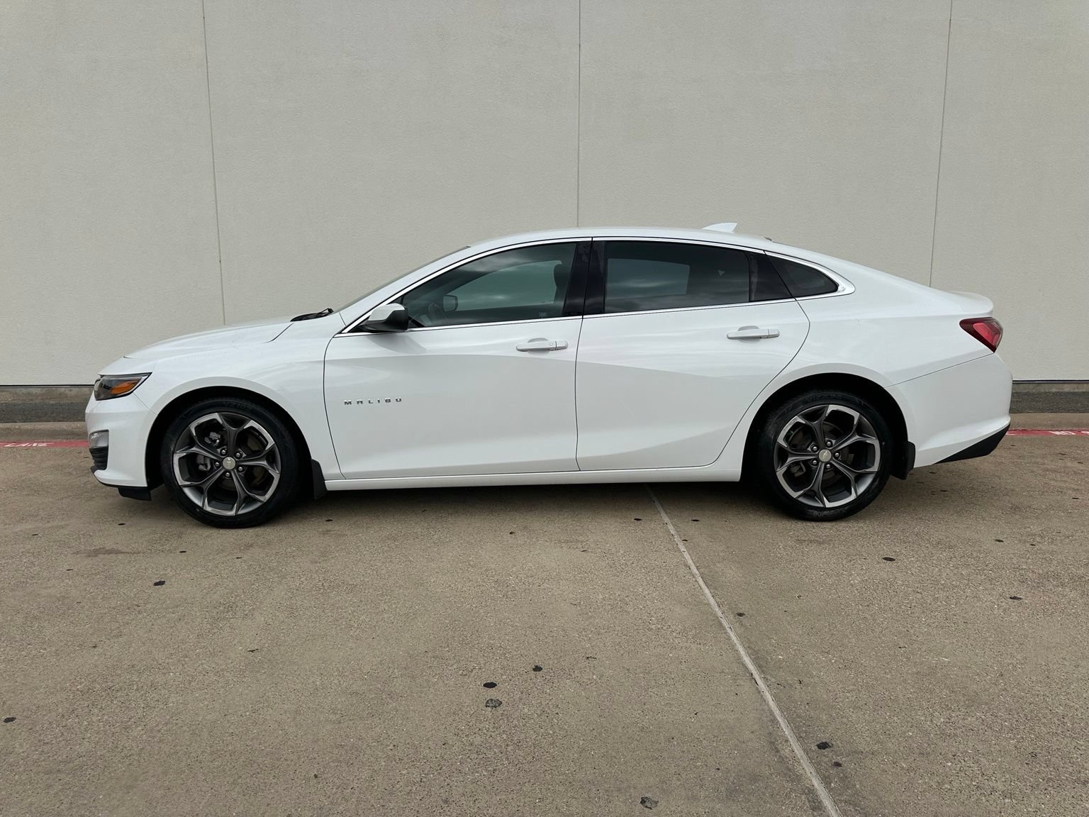 Used 2020 Chevrolet Malibu LT w/ Leather Package FWD image 4
