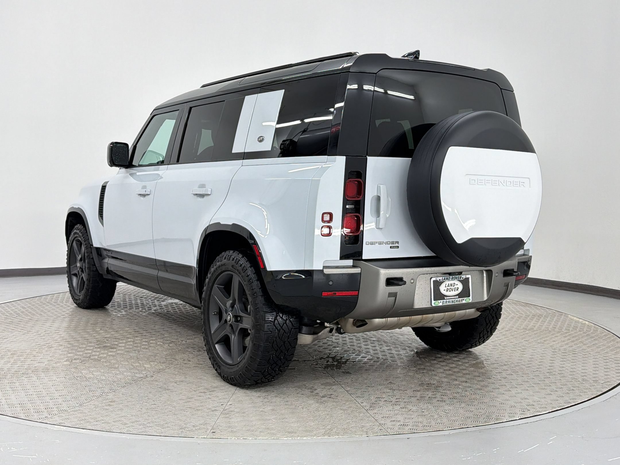 Used 2021 Land Rover Defender 110 X-Dynamic SE AWD/4WD image 3
