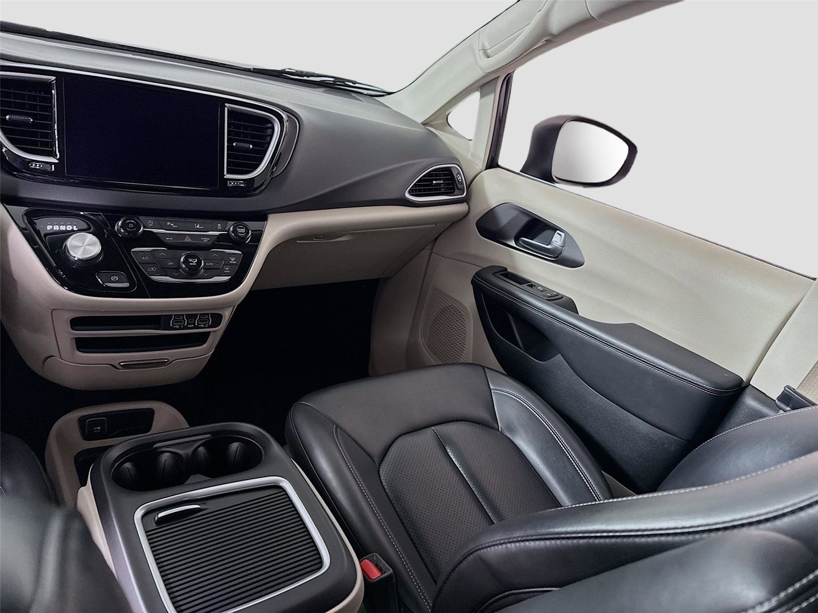 Used 2023 Chrysler Pacifica Touring-L image 15
